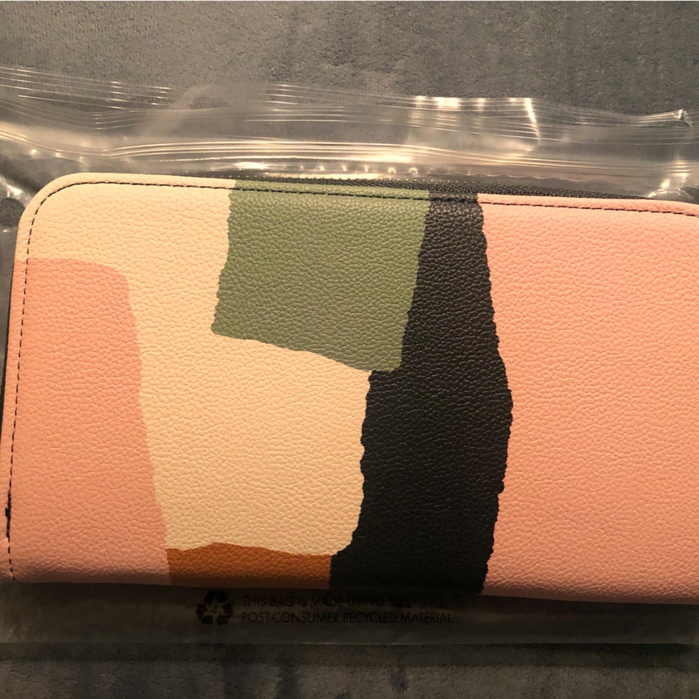 Thirty-One All About the Benjamins Wallet in Deco Patchwork.